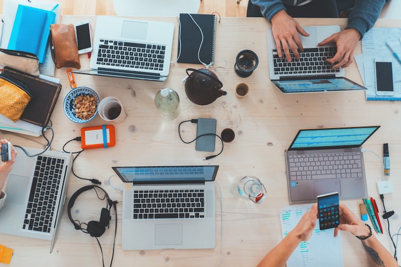 Online winkelen en e-commerceplatform op laptopscherm