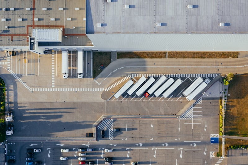 Geautomatiseerde magazijnsystemen met transportbanden en robotpickingtechnologie